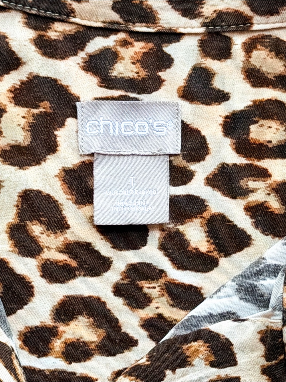 Chico’s Leopard Animal Print Button Down Shirt Modal Rayon Stretch Size 1/M EUC - Picture 4 of 9